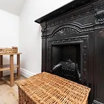 Stylish & Cosy 2-Bed Apartment In Vibrant Oakwood!