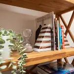 Chic 2-Bed Retreat In The Heart Of Oakwood!