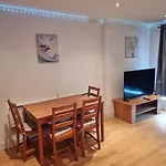 Modern Apartment By Leeds Dock