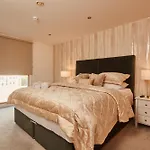 Central Leeds Dock Apt, Free Secure Parking! 2 Bed
