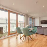 Central Leeds Dock Apt, Free Secure Parking! 2 Bed