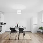 Budget 2-Bed House 10Mins To Leeds City Centre