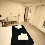 Luxurious 3 Bed Ensuites & Kitchenettes Nr Lgi Hospital & Uni - Free 5G Wifi & Netflix Short Stays - Contractors Free Parking