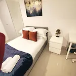 Luxurious 3 Bed Ensuites & Kitchenettes Nr Lgi Hospital & Uni - Free 5G Wifi & Netflix Short Stays - Contractors Free Parking