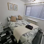 Modern 2-Bed Home - Private Garden Parking & Wifi