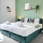 3 Bedroom House - Free Parking - Fast Wifi