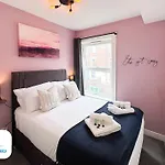 3 Bedroom House - Free Parking - Fast Wifi