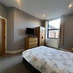 1 Bed Apt Close To Leeds Arena Sleeps Up To 4 People F3