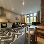 1 Bed Apt Close To Leeds Arena Sleeps Up To 4 People F3