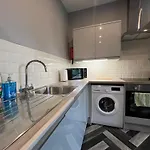 1 Bed Apt Close To Leeds Arena Sleeps Up To 4 People F3