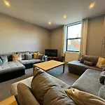1 Bed Apt Close To Leeds Arena Sleeps Up To 4 People F1