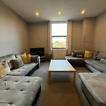 1 Bed Apt Close To Leeds Arena Sleeps Up To 4 People F1