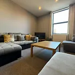 1 Bed Apt Close To Leeds Arena Sleeps Up To 4 People F1