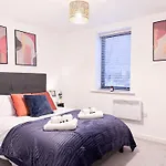 Modern 2 Bed 2 Bath Apartment Free Parking & Fast Wifi