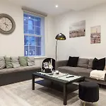 Grand Central Flat - 2-Bedrooms - Sleeps 8 - Perfect For Families - Contractors - Professionals - Long Stay Rates Available
