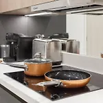 Grand Central Flat - 2-Bedrooms - Sleeps 8 - Perfect For Families - Contractors - Professionals - Long Stay Rates Available