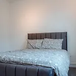 Spacious 4-Bed Flat - 10 Mins To City Centre