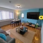 Comfortable 3 Bedrooms Leeds Beach House - Ideal For Family And Contractors - Free Wifi And Parking For 2 Cars