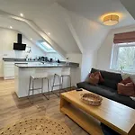 Stylish & Cosy 2-Bed Apartment In Vibrant Oakwood!