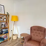 Chic 2-Bed Retreat In The Heart Of Oakwood!