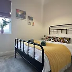 Chic 2-Bed Retreat In The Heart Of Oakwood!