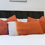 Elegant Flat In Prime Location -Sleeps 4 - Parking