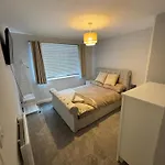 The Airport Flat - Newly Renovated & Free Parking