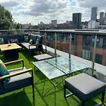 Luxury Penthouse With Private Hot Tub Overlooking Leeds City Centre