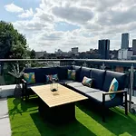Luxury Penthouse With Private Hot Tub Overlooking Leeds City Centre