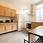 Spacious 4 Bdr Home, Sleeps 8 Group Stays- Free Parking- Pet Friendly