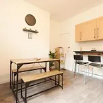 Spacious 4 Bdr Home, Sleeps 8 Group Stays- Free Parking- Pet Friendly