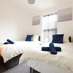 Spacious 4 Bdr Home, Sleeps 8 Group Stays- Free Parking- Pet Friendly