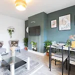 3Bdr Contractor Stays,Private Parking, Pets, 6 Beds