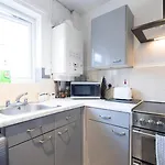 3Bdr Contractor Stays,Private Parking, Pets, 6 Beds