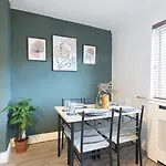 3Bdr Contractor Stays,Private Parking, Pets, 6 Beds