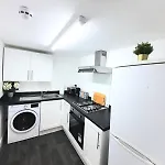 Comfy Lower Ground Home In Leeds