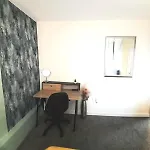 Comfy Lower Ground Home In Leeds