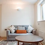 Modern 1-Bedroom Flat In Centre