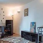 Modern 1-Bedroom Flat In Centre