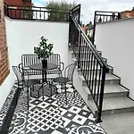 3B Roman View, Beautifully Appointed, Apartment With 2 En-Suite Bedrooms In Great Roundhay Location, Netflix, Off Street Parking & Ev Charging
