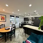 3A Roman View, Beautifully Appointed Apartment In Roundhay, Sleeps Up To 6, Bedrooms With En Suite Bathrooms, Ev Charging
