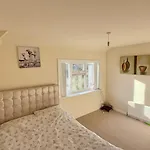 4 Spacious Bedroom House Seacroft With A Drive