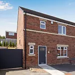Alt-Stay Leeds, M621 Junction 1 - Free Parking & Fast Wi-Fi - Pool Table - Master En-Suite - Ideal For Contractors & Long Stays