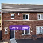 Alt-Stay Leeds, M621 Junction 1 - Free Parking & Fast Wi-Fi - Pool Table - Master En-Suite - Ideal For Contractors & Long Stays