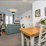 Modern 2Bed - Free Parking - Great Location!