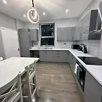 Modernised 4 Bedroom House Close To City Centre, Kep Stays