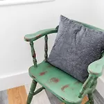 Chic 3 Bedroom Home With Balcony & Free Parking
