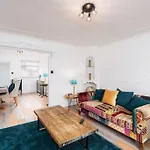Chic 3 Bedroom Home With Balcony & Free Parking