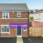 Alt-Stay Leeds Ring Rd - 2X Adjacent 3 Bed Homes - Parking & Fast Fibre Wi-Fi - Ideal For Large Groups, Contractors & Long Stays