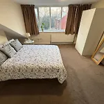 Bright And Cozy Stay In Leeds